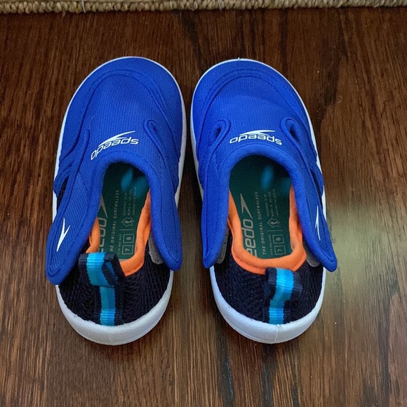 Speedo toddler water shoes, size medium (size 7/8), like new, only worn once - Picture 2 of 3